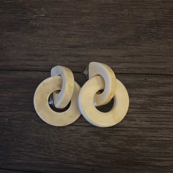 n/a Jewelry - Chic Cream Interlinked Earrings